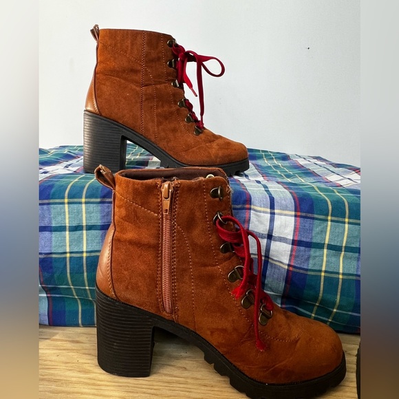 Women’s Boots - Picture 2 of 6